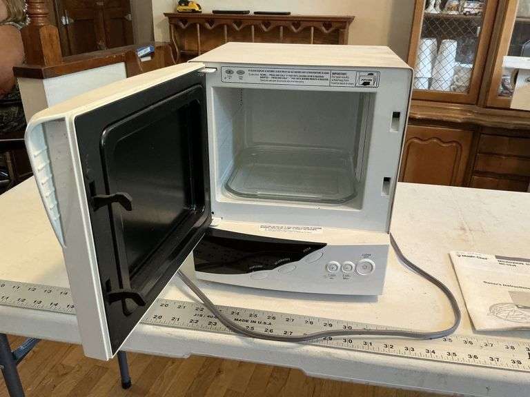 Magic Chef microwave oven