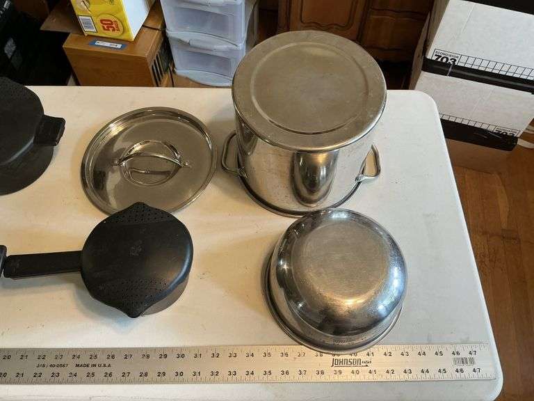 Pampered Chef strainers/stainless steel pot and