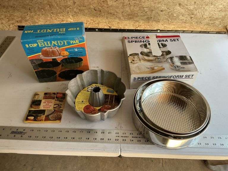Bundt pan and springform set