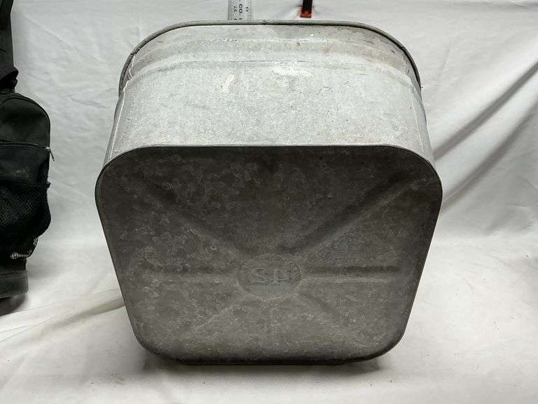 Galvanized wash tub