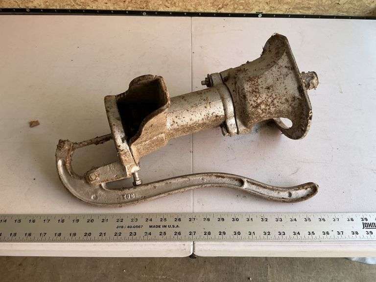 Cast-iron cistern pump