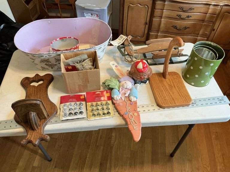 Decor and tins