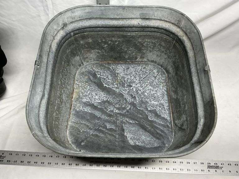 Galvanized wash tub