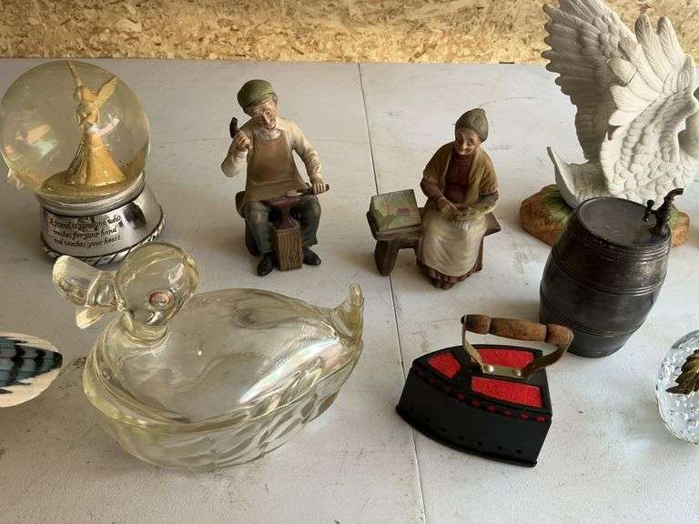 Planter/duck on the nest/figurines