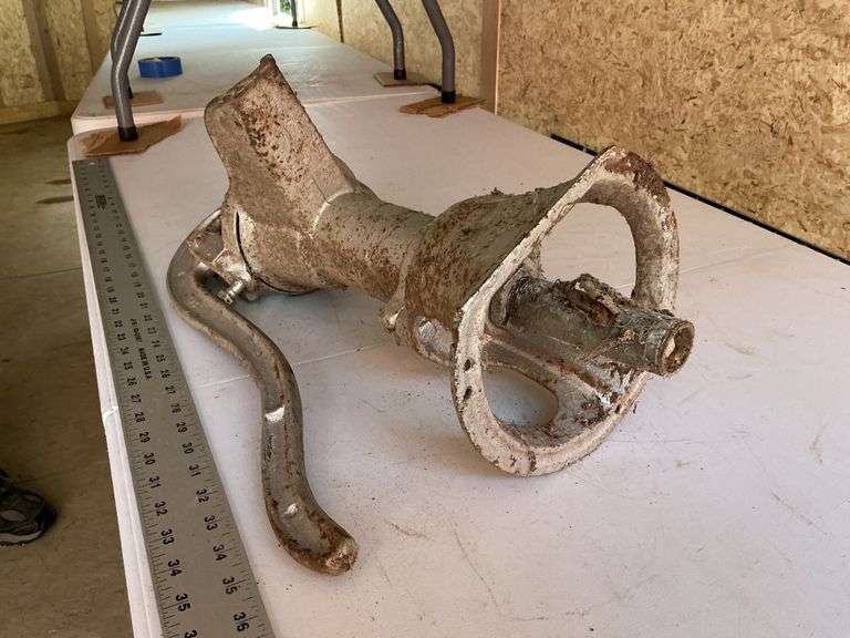 Cast-iron cistern pump