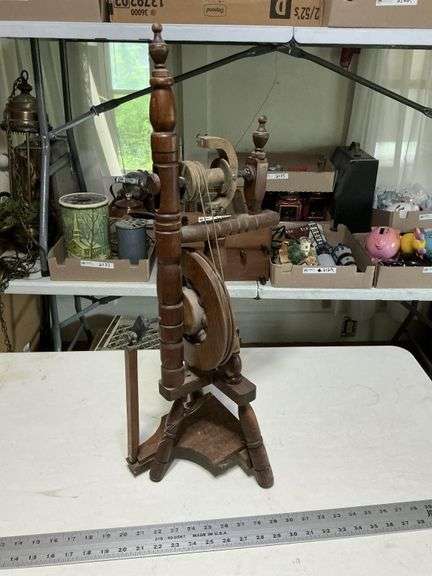 Miniature spinning wheel