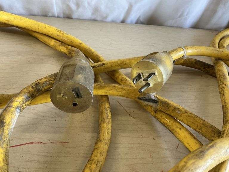 Yellow jacket heavy duty extension cord, has
