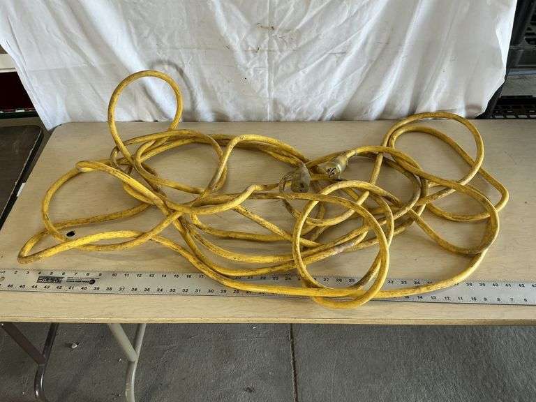 Yellow jacket heavy duty extension cord, has