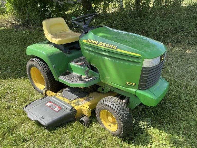 John Deere 325 lawnmower w/bagger, runs and