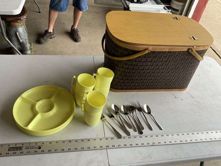 Picnic basket with table service