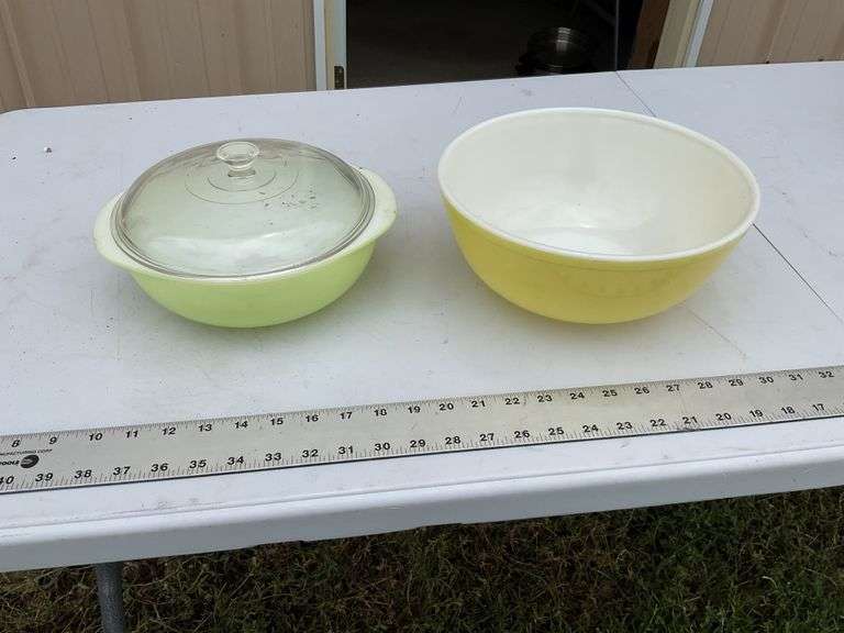 Vintage Pyrex bowl and covered dish