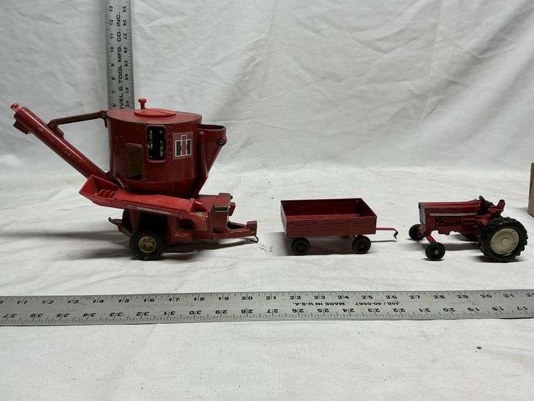 IH grinder/mixer, tractor & wagon