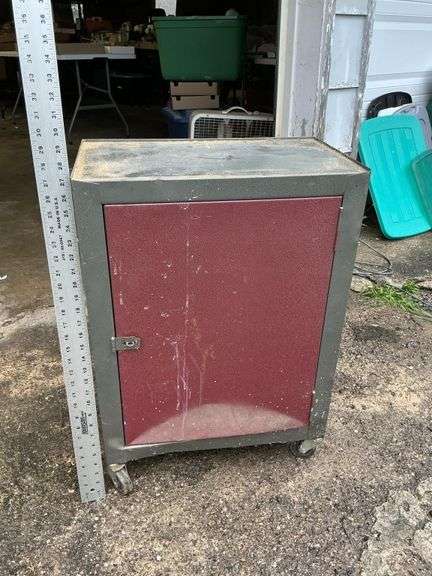 Toolbox cabinet on casters