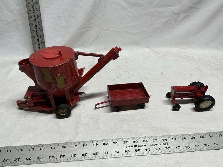 IH grinder/mixer, tractor & wagon