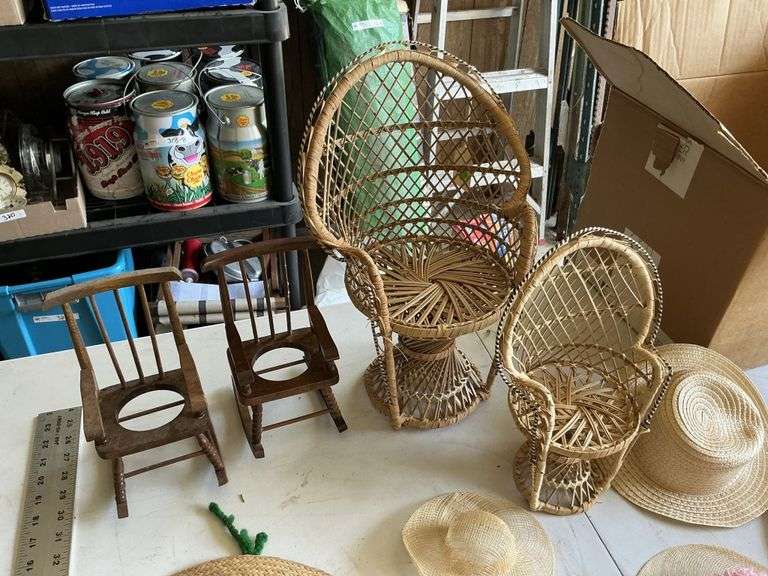 Straw hats and decor