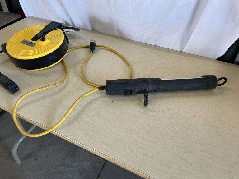 Bayco retractable drop cord and trouble light
