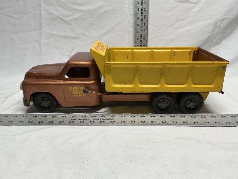 Structo hydraulic dumper