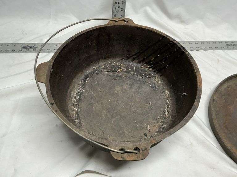 American Camper cast iron dutch oven