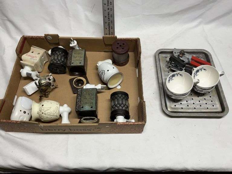 Plug-in room, fresheners and coffee cups, etc.