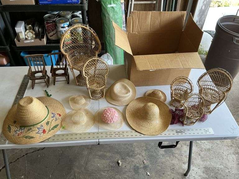 Straw hats and decor