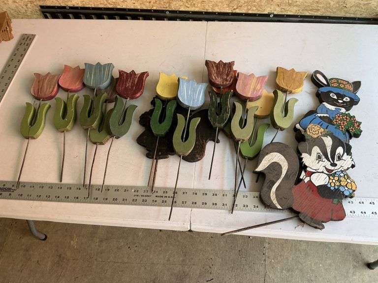 Wooden flowers and figurines