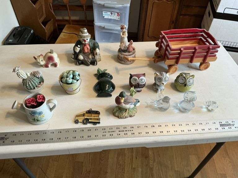 Figurines and solar owls, etc.