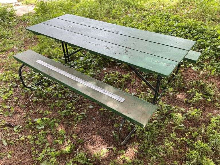 Folding picnic table