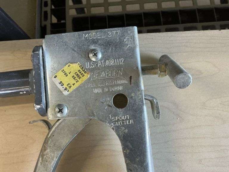 Caulk guns