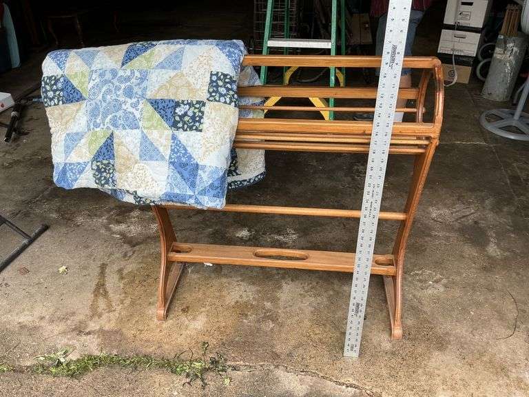 Quilt rack and comforter