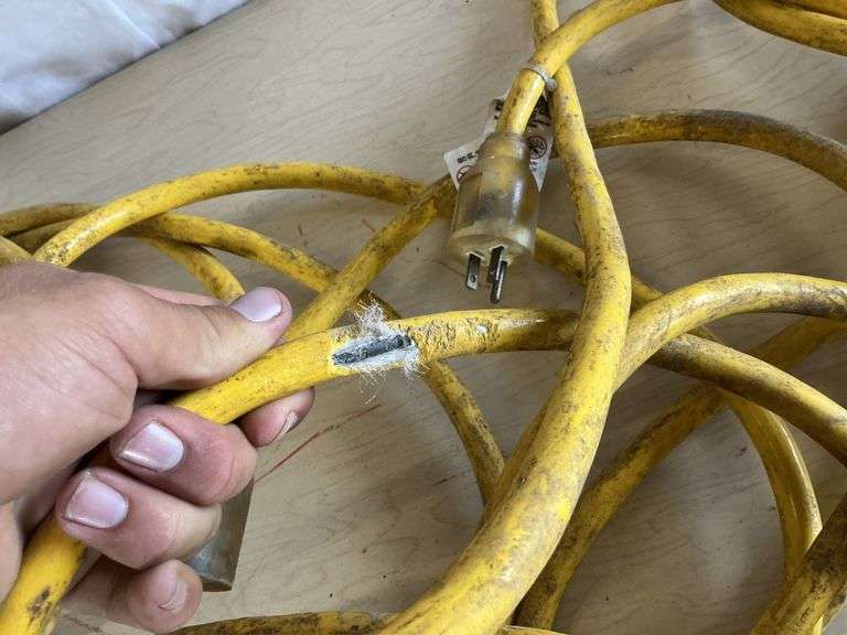 Yellow jacket heavy duty extension cord, has
