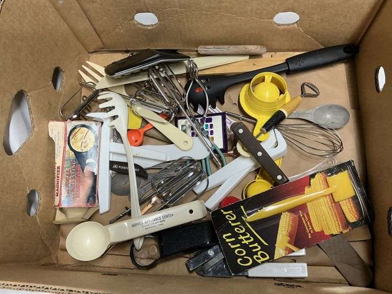 Kitchen utensils, Pyrex, etc