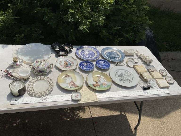 Assorted porcelain plates and decorative items