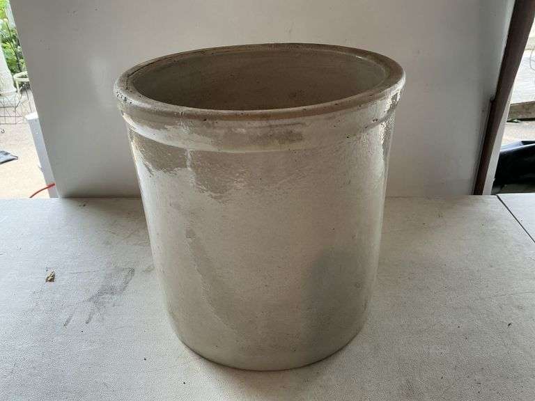 Red Wing 3 gallon crock-chips on bottom