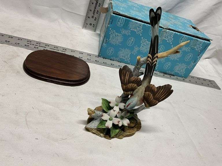 Bird figurines. One Lefton