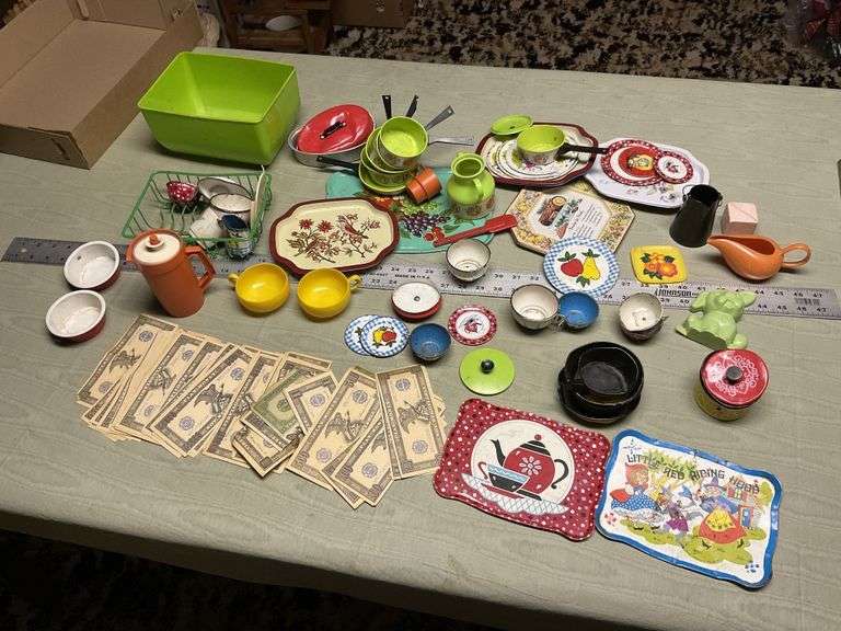 Child's play dishes and money
