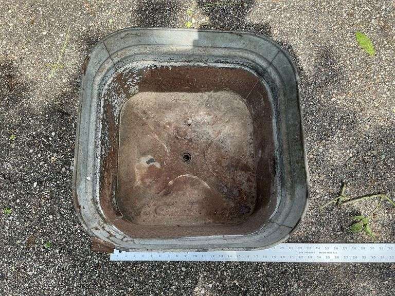 Galvanized wash tub