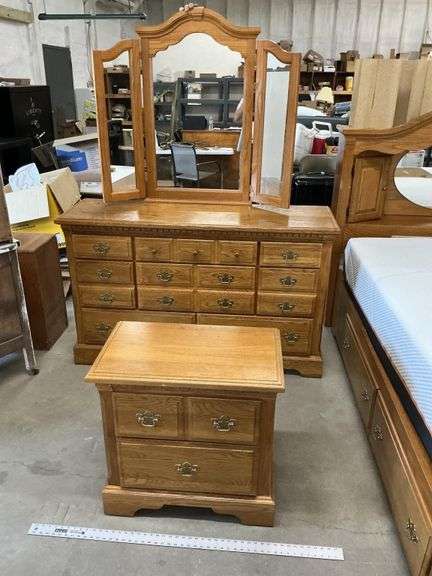 Oak dresser and nightstand