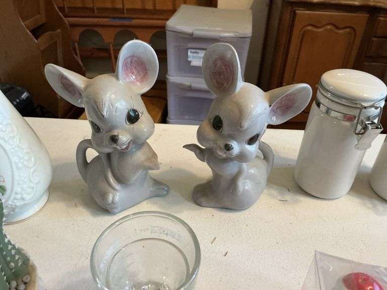 Miniature stoneware jugs/figurines etc.