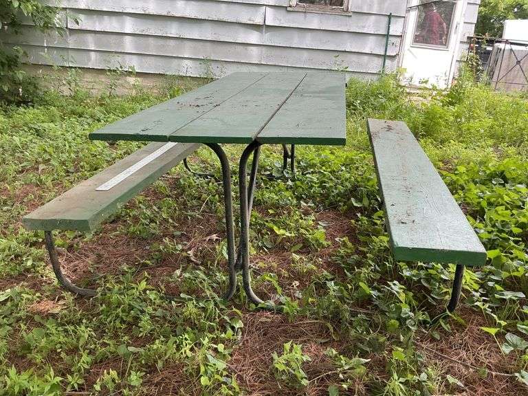 Folding picnic table