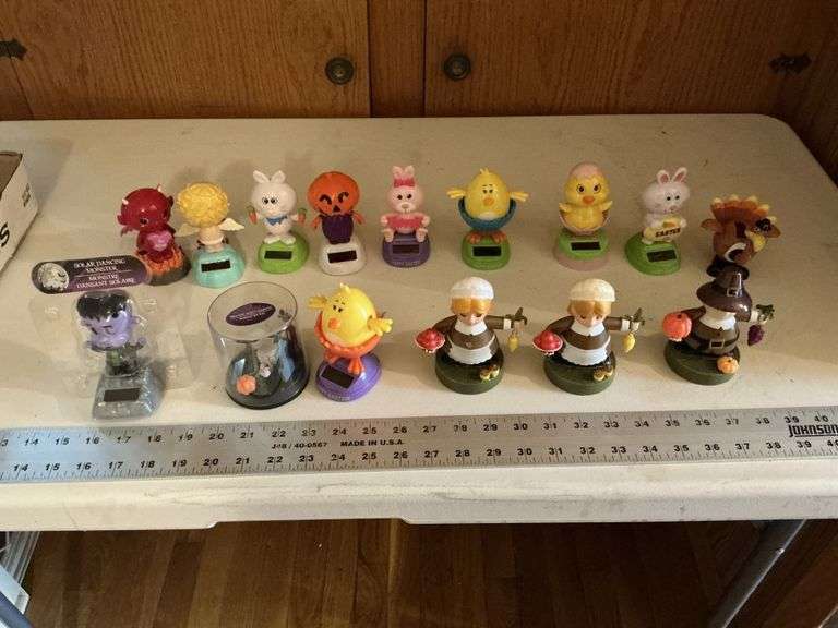 Dancing solar power figurines