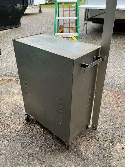 Toolbox cabinet on casters