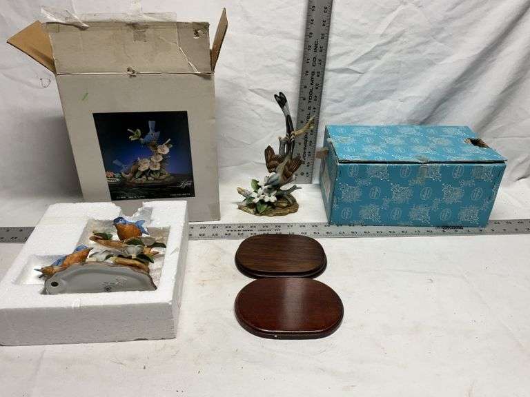 Bird figurines. One Lefton