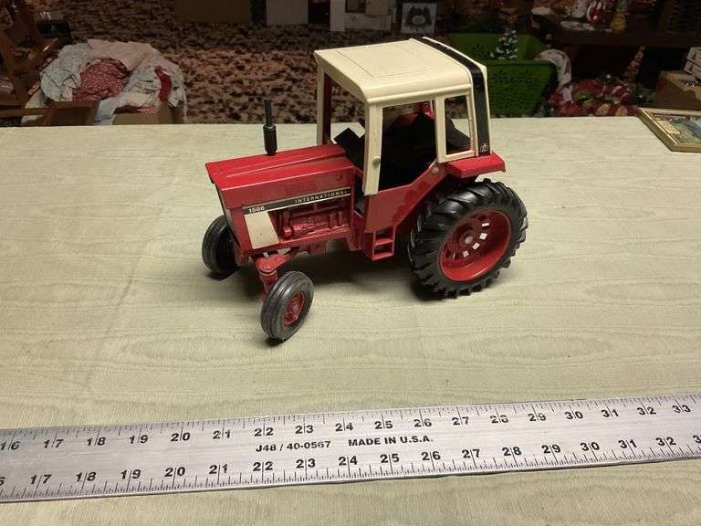 International 1586 tractor