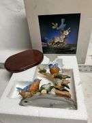 Bird figurines. One Lefton