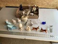 Figurines/salt and peppers, etc.