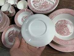 Unmarked set of dishes with tote