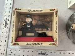 Nutcracker/bacon press, etc.