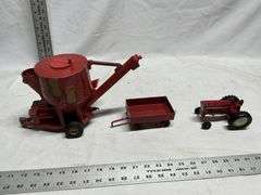 IH grinder/mixer, tractor & wagon