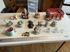 Figurines and solar owls, etc.