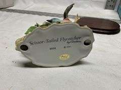 Bird figurines. One Lefton